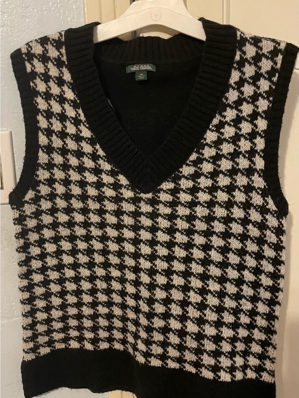 Wild fable Black and White Houndstooth V-Neck Sweater Vest
